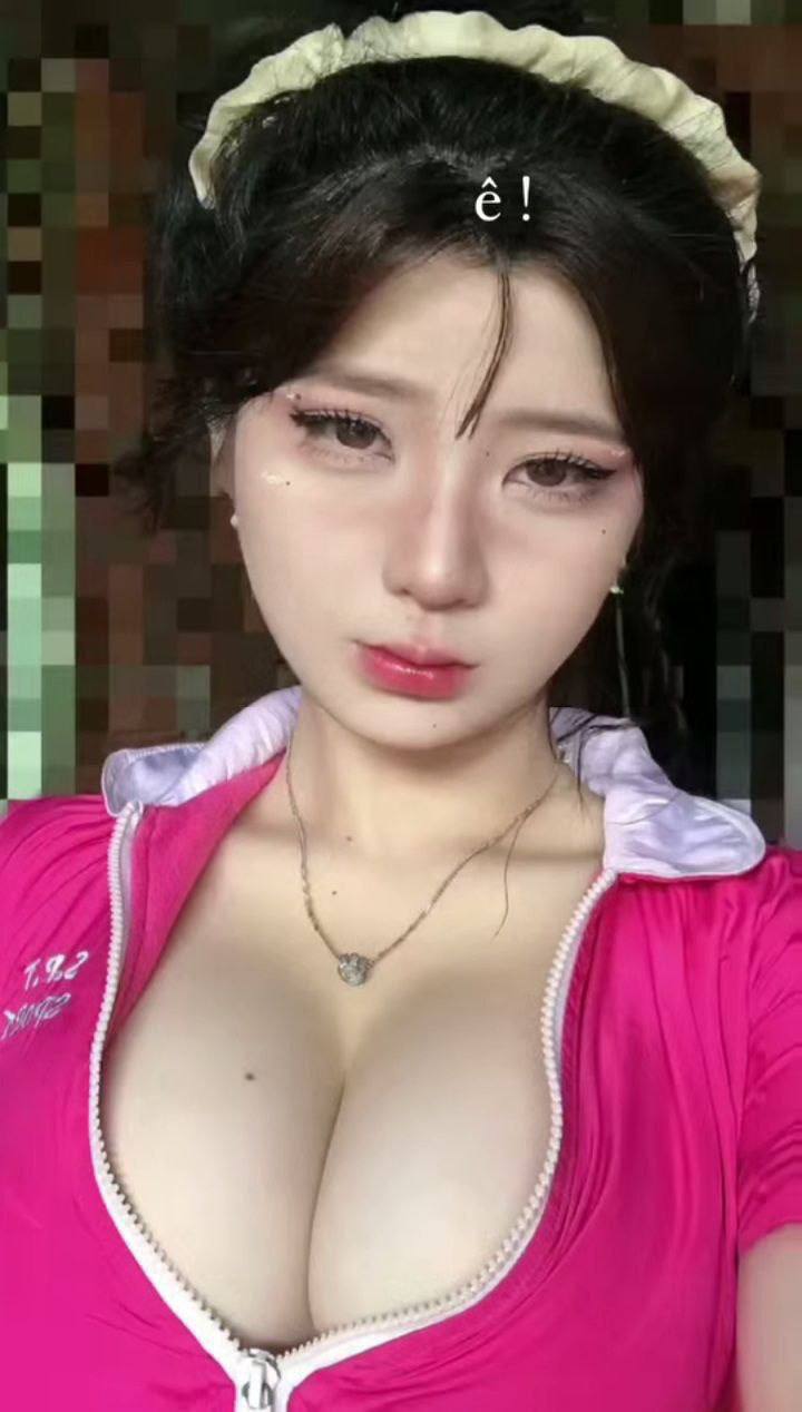 Nữ nhân viên trung tâm hổ trợ xã hội giúp đỡ mấy gã đàn ông tự kỷ